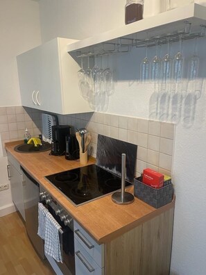 Fridge, stovetop, coffee/tea maker, electric kettle - Feel-good oasis in the city with parking space (Erfurt)