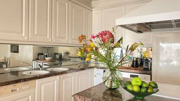 Een koelkast, een magnetron, een oven, een kookplaat