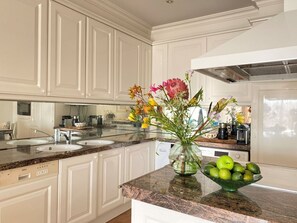 Fridge, microwave, oven, stovetop - Amstel BeachHouse Egmond aan Zee, 50m from the beach! (Egmond aan Zee)