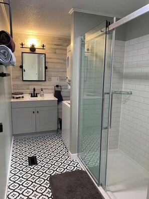 Dusche, Haartrockner, Handtücher, Seife