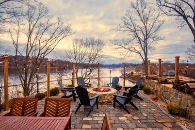 Lakeview Estate - Chef's Kitchen - NYC Getaway