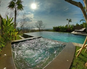 Alberca al aire libre y alberca infinita