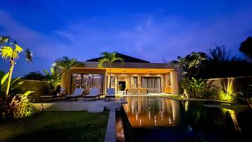 Outdoor pool, an infinity pool