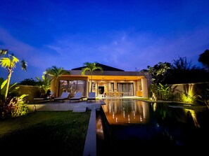 Outdoor pool, an infinity pool - Villa with sunset sea view and jacuzzi - 700m from the beach! (Buleleng)