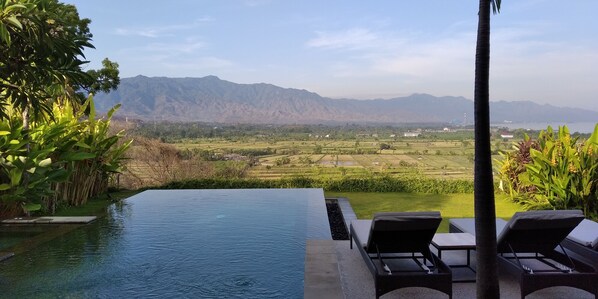 Alberca al aire libre y alberca infinita