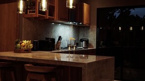 Fridge, microwave, oven, stovetop - Villa with sunset sea view and jacuzzi - 700m from the beach! (Buleleng)