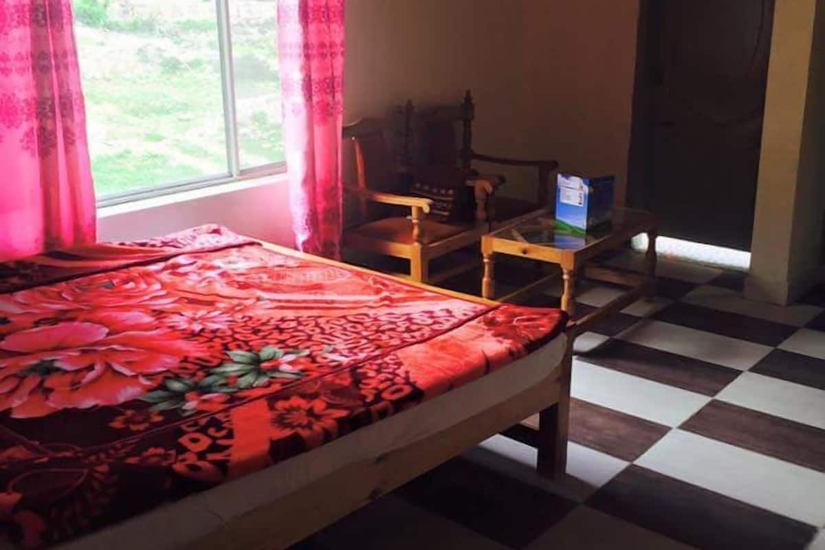 Habitación doble estándar | Tabla de planchar con plancha, wifi gratis y ropa de cama