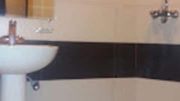 Quarto casal standard | Banheiro | Chuveiro, produtos de toalete grátis, toalhas de banho