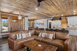 Smart-TV, Kamin, Videospiele, Tischtennisplatte