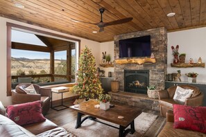 Smart TV, caminetto, videogiochi, tavolo da ping pong