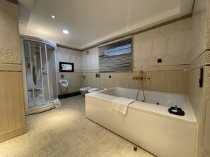 Suite Présidentielle, 1 très grand lit, balcon, vue montagne | Salle de bain