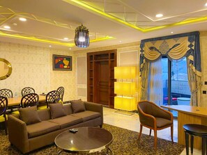 Presidential Suite, 1 King Bed, Balcony, Mountain View | Living area