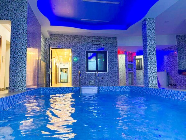 室內游泳池,提供救生員