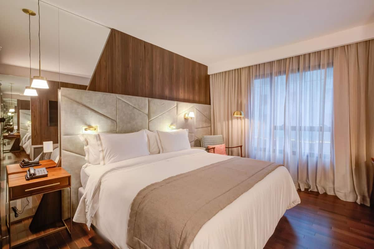 Ropa de cama de alta calidad, minibar, caja fuerte y escritorio