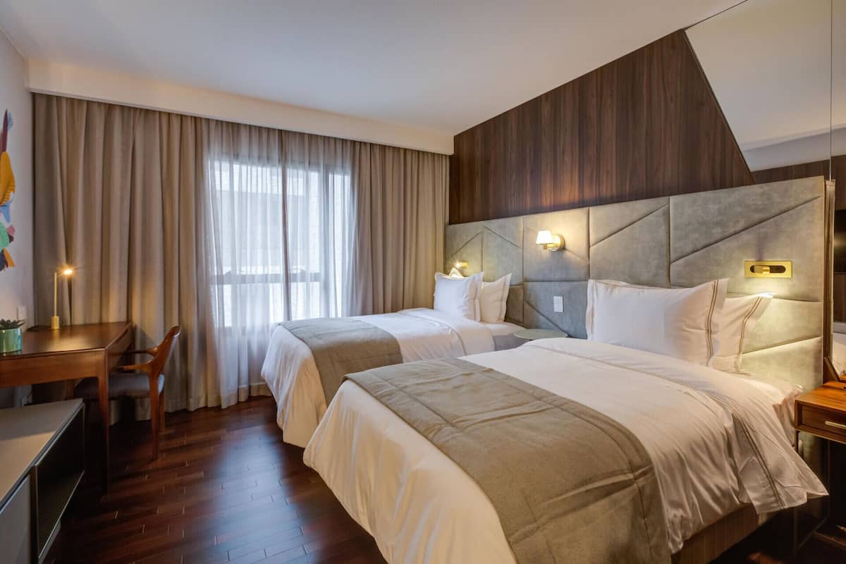 Ropa de cama de alta calidad, minibar, caja fuerte y escritorio