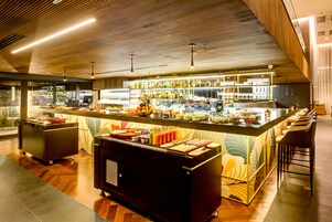 Se ofrece un desayuno bufé todos los días (por un coste adicional)