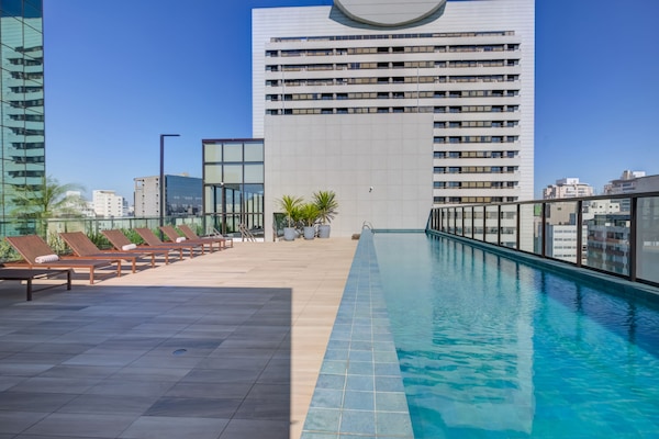 Una piscina al aire libre