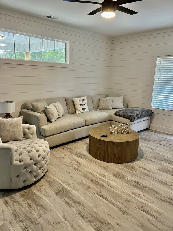 Smart TV, fireplace - Center Hill Lake 2 Br Bungalow in Smithville, TN (Smithville)