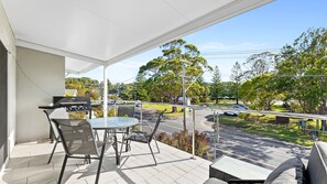 Outdoor dining - Unit 8, Boardwalk Apartments (Narooma)