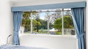 4 عدّة غرف نوم وواي فاي مجانًا وملاءات أسرّة