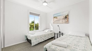 4 bedrooms, free WiFi, bed sheets - Unit 8, Boardwalk Apartments (Narooma)