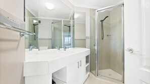 Combined shower/bathtub, towels - Beautiful renovated Boardwalk Apartments Unit Eleven (Narooma)