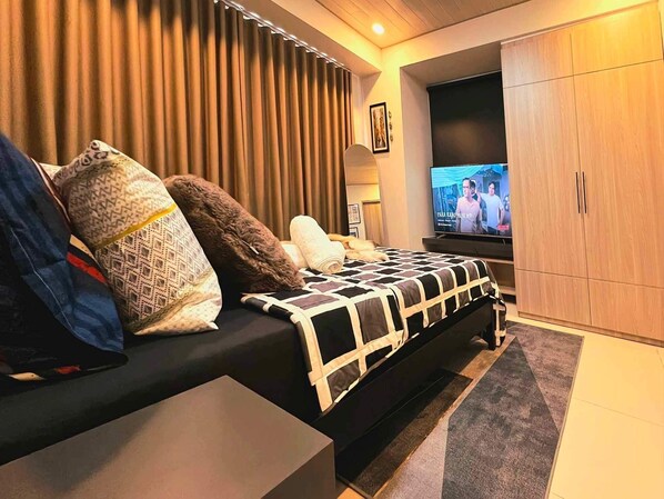 2 bedrooms, iron/ironing board, travel crib, free WiFi