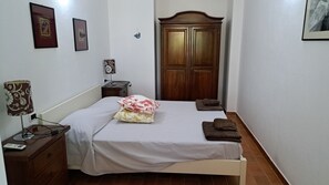 2 عدّة غرف نوم ومكواة/لوح كي وواي فاي وملاءات أسرّة