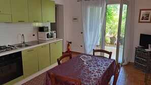 ثلاجة، ميكروويف، فرن، موقد طهي مسطح