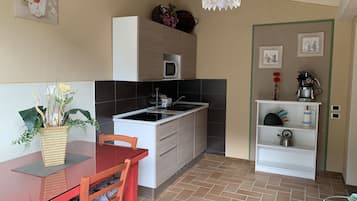Fridge, microwave, stovetop, coffee/tea maker