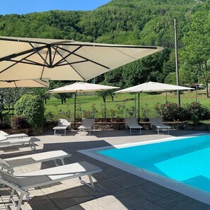 Outdoor pool - POETRY - cottage with garden, shared pool, private patio (Gallicano)