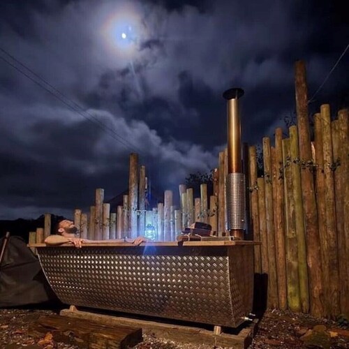 Steam & Stars Luxury Glamping -Willow shepherd hut