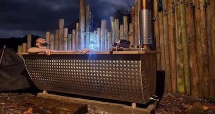 Steam & Stars Luxury Glamping -Willow shepherd hut