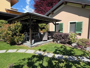 Outdoor dining - MANDOLATA - cottage with garden, shared pool, private veranda (Gallicano)