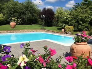 Una piscina al aire libre