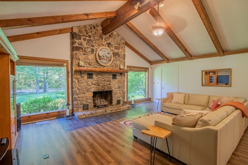 Family mountain cabin with room to spread out 20 minutes from Harrisonburg, VA..