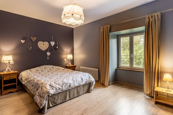 2 bedrooms, iron/ironing board, travel crib, free WiFi