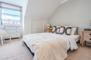 2 bedrooms, desk, iron/ironing board, travel cot - Spacious & Bright Balcony Apartment in Hampstead (London)