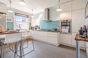 Fridge, microwave, oven, stovetop - Spacious & Bright Balcony Apartment in Hampstead (London)