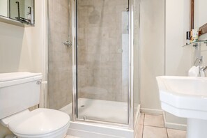 Badewanne, Haartrockner, Handtücher, Shampoo