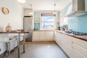 Fridge, microwave, oven, stovetop - Spacious & Bright Balcony Apartment in Hampstead (London)