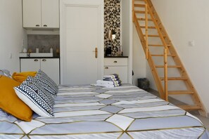 4 bedrooms, free WiFi, bed sheets - Gite for 8 to 12 people with heated indoor pool (St Savin)