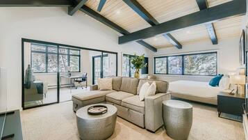 4 habitaciones, escritorio y tabla de planchar con plancha