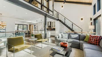 Smart TV, chimenea, oficina