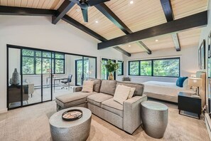 Smart-TV, Kamin, Arbeitsbereiche