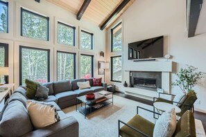 Smart TV, fireplace, offices - Winter Sale! Luxe 4BR Vail, Steps to Village! 4Bdrm Hosted By Alpine Co-Hosts Vail, CO (Vail)