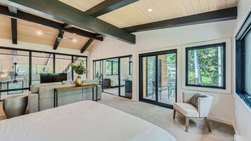 4 habitaciones, escritorio y tabla de planchar con plancha