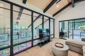 Smart TV, fireplace, offices