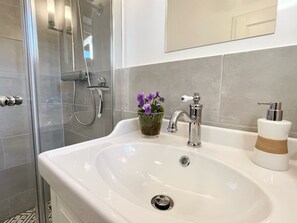 Dusche, Haartrockner, Handtücher, Seife