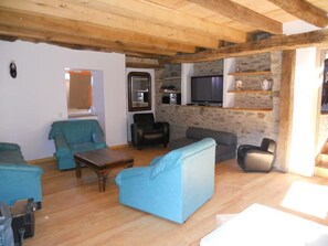 Smart TV, lareira, pebolim, mesa de pingue-pongue